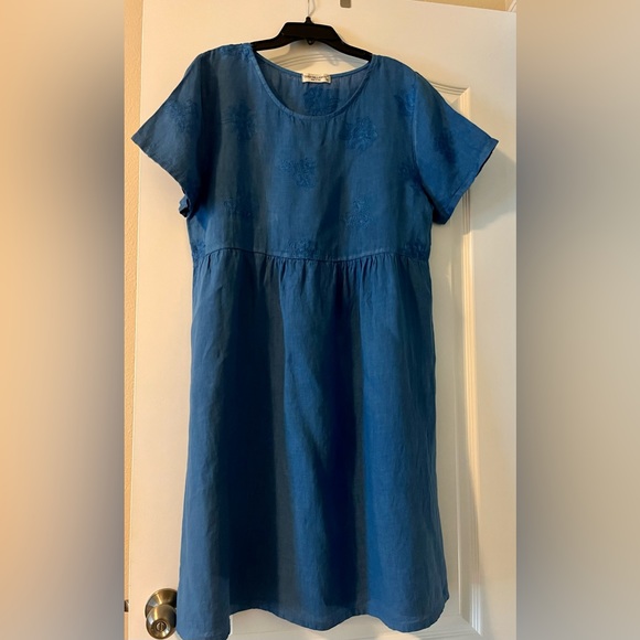 Linen Dress with embroidery details - Picture 1 of 4